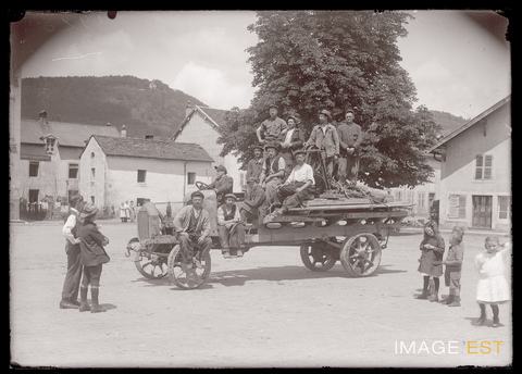 Ouvriers sur un camion (Le Val-d'Ajol)